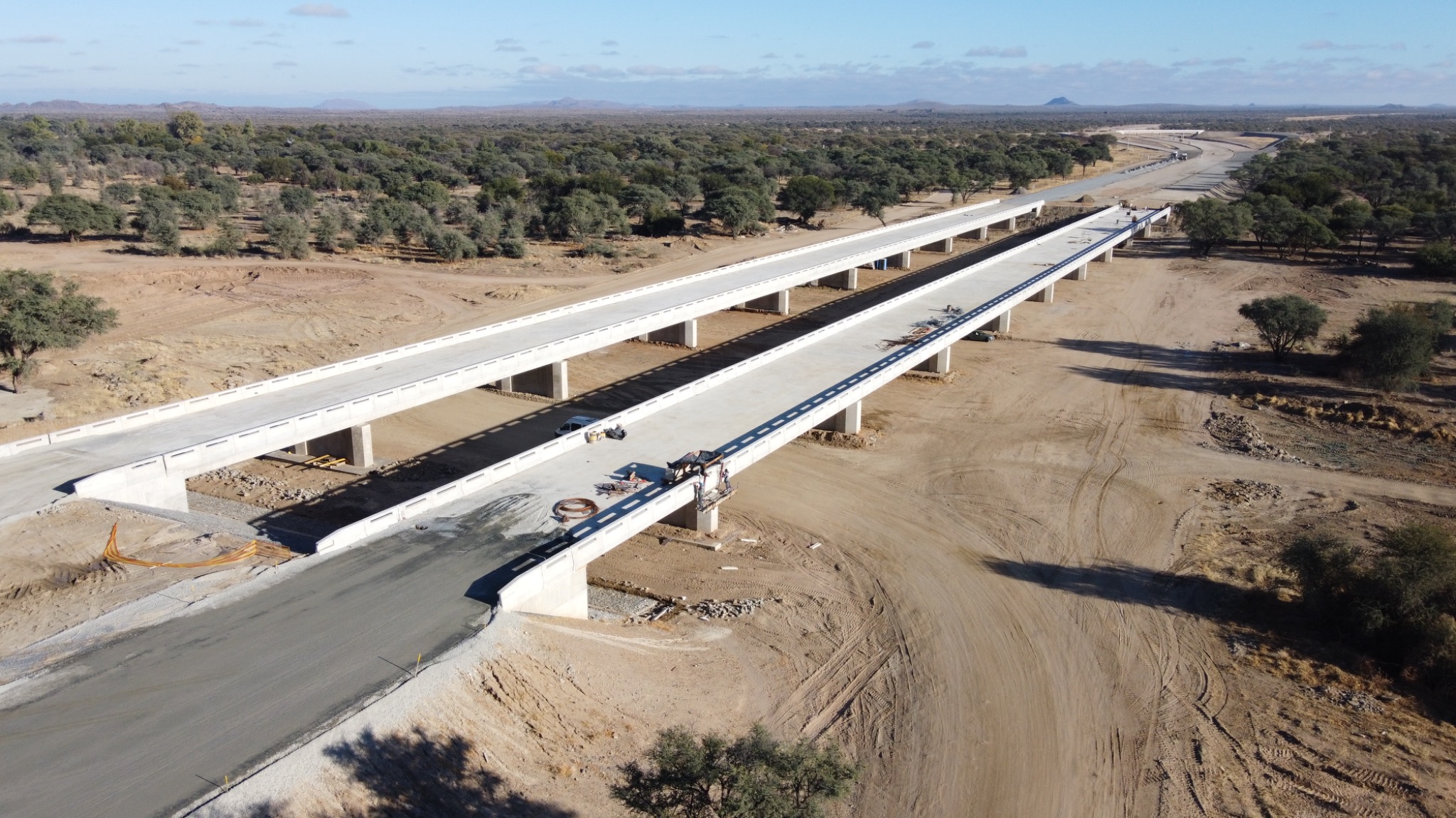 Dual carriageway and bridge infrastructure